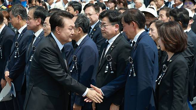 윤석열 대통령, 조국 대표와 악수 [사진 제공:연합뉴스]