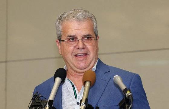 포항 영일만 일대에 석유 및 가스가 매장돼 있을 가능성이 높다고 분석한 액트지오(Act-Geo)의 비토르 아브레우(Vitor Abreu) 고문이 5일 오전 인천국제공항 제2터미널을 통해 입국한 뒤 취재진 질의에 답변하고 있다. 뉴스1