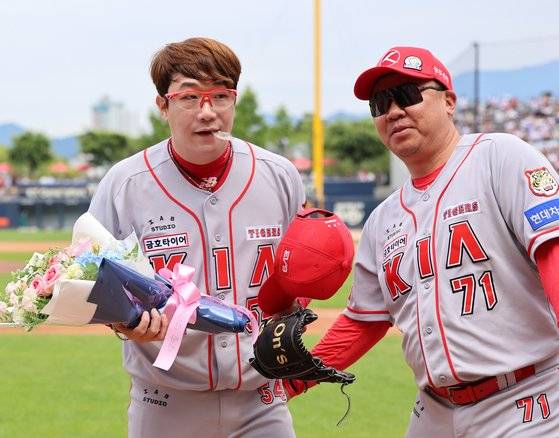 이범호 감독으로부터 꽃다발 받는 양현종   (광주=연합뉴스) 조남수 기자 = 6일 광주기아챔피언스필드에서 열린 프로야구 롯데 자이언츠와 KIA 타이거즈의 경기. KIA 선발투수 양현종이 2회초에 롯데 김민성을 헛스윙 삼진으로 잡아내며 KBO 통산 두 번째로 2,000탈삼진을 달성한 뒤 이닝 교체 때 이범호 감독으로부터 꽃다발을 받고 있다. 역대 최다 탈삼진 기록은 송진우(한화)의 2,048개다. 2024.6.6   iso64@yna.co.kr (끝)  〈저작권자(c) 연합뉴스, 무단 전재-재배포, AI 학습 및 활용 금지〉