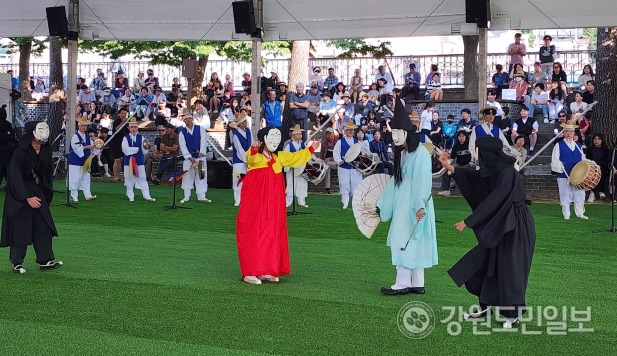 2024 강릉단오제 개막일인 6일 아리마당에서 열린 가톨릭관동대학교 관노가면극 공연에 많은 인파가 몰려 관람하고 있다.황선우 