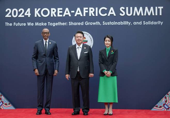 President of Rwanda Paul Kagame(first from left) President Yoon Suk Yeol (second from left) and first lady Kim Keon Hee pose for a group photo at 2024 Korea-Afria Summit . (Office of the President, Rwanda)