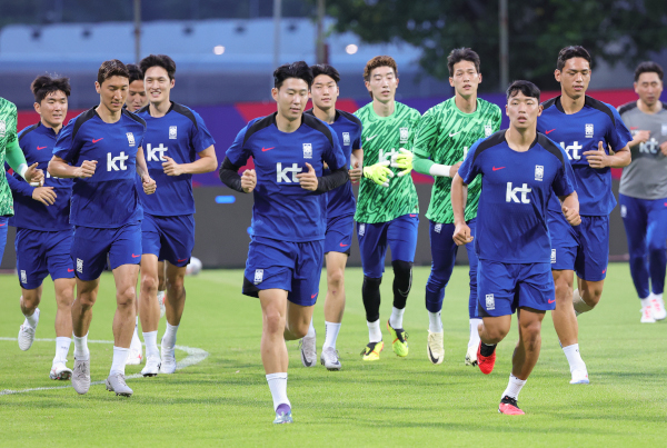 한국 남자 축구 대표팀 선수들이 4일(현지시간) 싱가포르 비샨 스타디움에서 훈련하고 있다. 대표팀은 오늘 오후 9시(한국시간) 싱가포르 내셔널 스타디움에서 싱가포르를 상대로 월드컵 예선전을 치른다. 연합뉴스