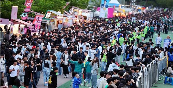 지난달 말 40여년 만에 부활한 조선대 대동제에서 방문객들이 초대 가수 공연장에 입장하기 위해 줄지어 대기하고 있다. 아래는 지난해 개봉해 천만 관객을 돌파한 영화 ‘서울의 봄’ 조선대 본관 촬영 장면. 연합뉴스, 조선대 제공