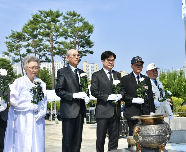 (왼쪽부터) 문송순 김포시 전몰군경미망인회장, 김광평 김포시 전몰군경유족회장, 김병수 김포시장, 이만식 김포시 무공수훈자회장, 신재천 김포시 6.25참전유공자회장. 김포시 제공