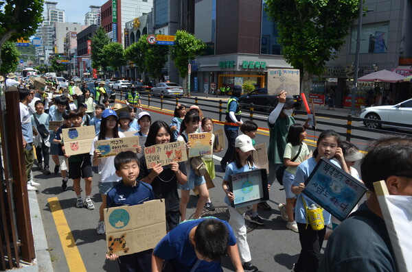 진주 갈전초교, 관봉초교, 대곡초교, 명석초교 등 초등학교 4곳이 지난 5일 진주교육지원청 앞에서 남가람공원까지 학생기후정의행진을 하고 있다. /이동욱 기자