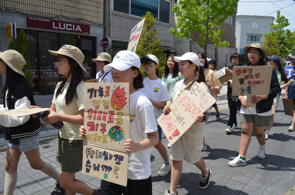 진주 갈전초교, 관봉초교, 대곡초교, 명석초교 등 초등학교 4곳이 지난 5일 진주교육지원청 앞에서 남가람공원까지 학생기후정의행진을 하고 있다. /이동욱 기자