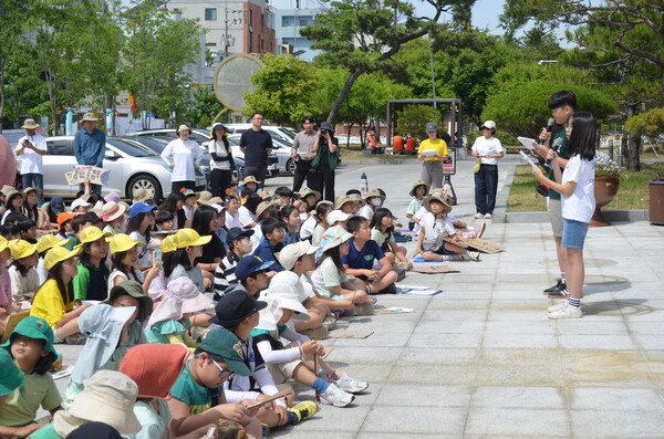 진주 갈전초교, 관봉초교, 대곡초교, 명석초교 등 초등학교 4곳이 지난 5일 학생기후정의행진 사전 행사를 하고 있다. /이동욱 기자