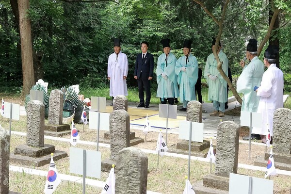 사천시가 6일 사천국군묘지 이전을 위한 파묘제를 지내고 있다. /사천시