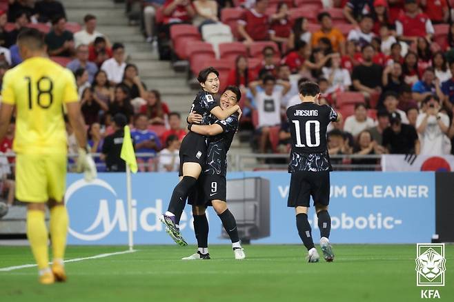 축구대표팀 공격수 이강인(왼쪽)이 6일 오후 싱가포르 더 내셔널 스타디움에서 열린 2026 북중미 월드컵 아시아 2차 예선 조별리그 싱가포르와의 경기에서 전반 9분 선제골을 넣은 뒤 주민규와 함께 기뻐하고 있다.  대한축구협회