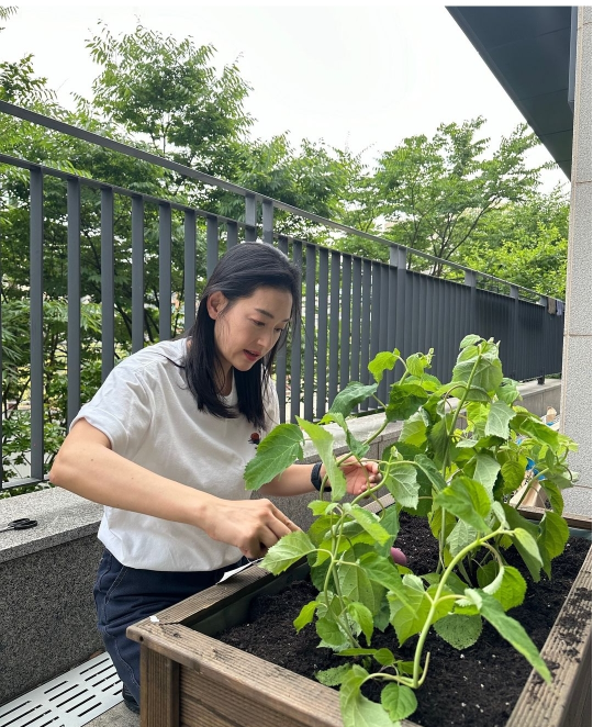 박진희는 환경 보호의 중요성을 강조하며, 개인적인 활동을 통해 이를 실천하는 모습을 담고 있다.사진=박진희 SNS