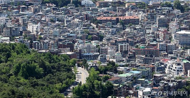 빌라 전세사기 여파로 경매 매물이 늘며, 이달 서울 빌라 경매 건수가 2006년 1월 이후 최다 수준을 기록했다. 28일 경·공매 데이터 전문기업 지지옥션이 5월 서울 빌라 경매 건수를 분석한 결과, 지난 1~27일 이뤄진 경매 건수는 1149건이다. 월말까지 진행되는 경매 건수를 더하면 1494건으로, 지난 4월 1456건보다 48건 늘었다.  사진은 28일 서울 중구 남산에서 바라본 빌라 밀집 지역 모습. / 사진=뉴시스