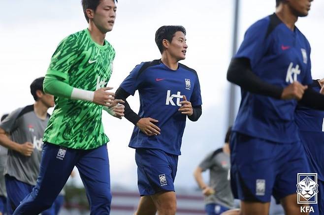 [서울=뉴시스] 대한민국 남자 축구대표팀 박승욱이 5일(한국시각) '2026 국제축구연맹(FIFA) 북중미 월드컵' 아시아지역 2차예선 싱가포르전을 앞두고 싱가포르 비샨액티브SG 스타디움에서 몸을 풀고 있다. (사진=대한축구협회 제공) 2024.06.05. *재판매 및 DB 금지