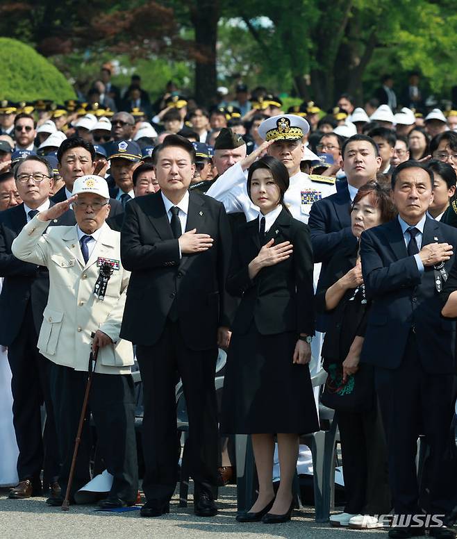 [서울=뉴시스] 최진석 기자 = 윤석열 대통령과 부인 김건희 여사가 6일 서울 동작구 국립서울현충원에서 열린 제69회 현충일 추념식에서 국기에 대한 경례를 하고 있다. (대통령실통신사진기자단) 2024.06.06. myjs@newsis.com