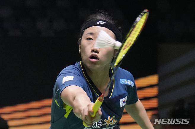 [자카르타=AP/뉴시스] 안세영이 6일(한국시각) 인도네시아 자카르타의 이스토라 세나얀에서 열린 인도네시아 오픈 16강전에서 세계랭킹 40위 폰피차 체키웡(태국)을 2-0(21-13 21-6)으로 완파했다. 사진은 지난 5일 단식 32강전에서 토모카 미야자키(24위·일본)와 경기하고 있는 안세영. 2024.06.05.