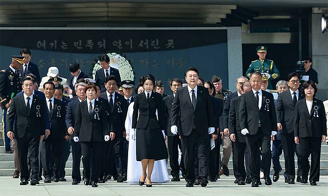 윤석열 대통령과 부인 김건희 여사가 6일 서울 동작구 국립서울현충원에서 열린 제68회 현충일 추념식에서 참배한 뒤 현충탑에서 내려오고 있다. 대통령실통신사진기자단