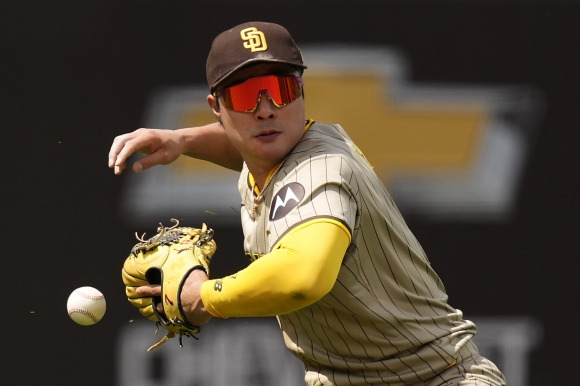 Padres Royals Baseball - San Diego Padres shortstop Ha-Seong Kim looses control of the ball while trying to field a single by Kansas City Royals‘ Nick Loftin during the seventh inning of a baseball game Sunday, June 2, 2024, in Kansas City, Mo. (AP Photo/Charlie Riedel)