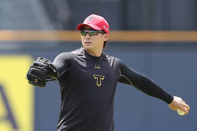 ▲ 핑계를 대기 어려운 실수를 저지른 나성범은 펜스에 기대 앉아 허탈함을 드러냈다. 스스로도 당황스러웠을 법한 실수였다. KIA 벤치도 움직였다. 6회 수비를 앞두고 나성범을 이창진으로 교체했다. ⓒKIA타이거즈