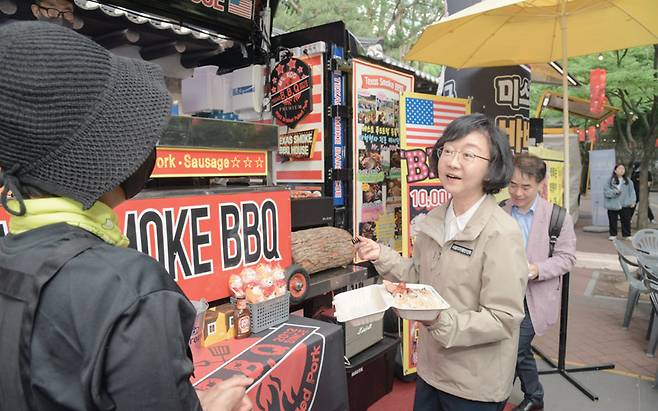 지난 5월 24일 오유경 식약처장이 푸드트럭 현장을 방문했다.[사진=식약처 제공]