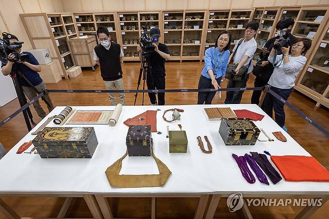 수장고에 보관중인 ‘어보·어책·교명’ (서울=연합뉴스) 윤동진 기자 = 5일 오후 서울 국립고궁박물관에서 진행된 '수장고 언론공개' 행사에서 정소영 유물과학과장 수장고에 보관중인 조선 왕실의 어보·어책·교명을 선보이고 있다. 2024.6.6 mon@yna.co.kr