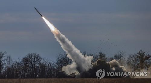 우크라이나에서 발사되는 미국 하이마스 모습 [EPA 연합뉴스자료사진. 재판매 및 DB 금지]