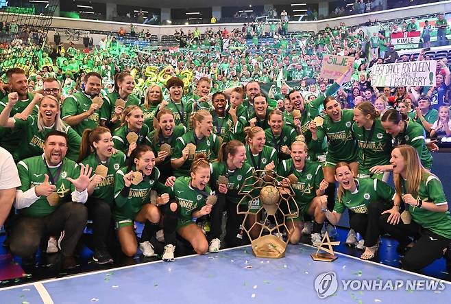 우승을 자축하는 교리 선수단과 팬들.  [AFP=연합뉴스]