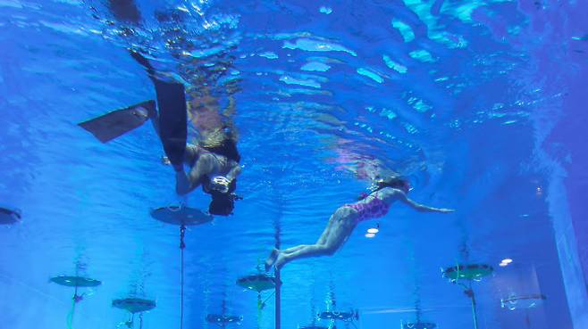 최대 수심 35m의 ‘파라다이브 35’에서 연습 중인 다이버들 (사진=김명상 기자)