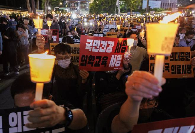 5월 30일 오후 서울 중구 덕수궁 대한문 앞에서 대한의사협회 주최로 열린 대한민국 정부 한국 의료 사망선고 촛불집회에 참가한 의사들이 한국 의료를 향한 묵념을 하고 있다. (사진=연합뉴스)