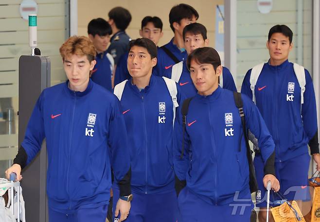 주민규를 비롯한 대한민국 축구 국가대표팀 선수들이 7일 오전 인천국제공항 제2터미널을 통해 귀국하고 있다.2024.6.7/뉴스1 ⓒ News1 김도우 기자