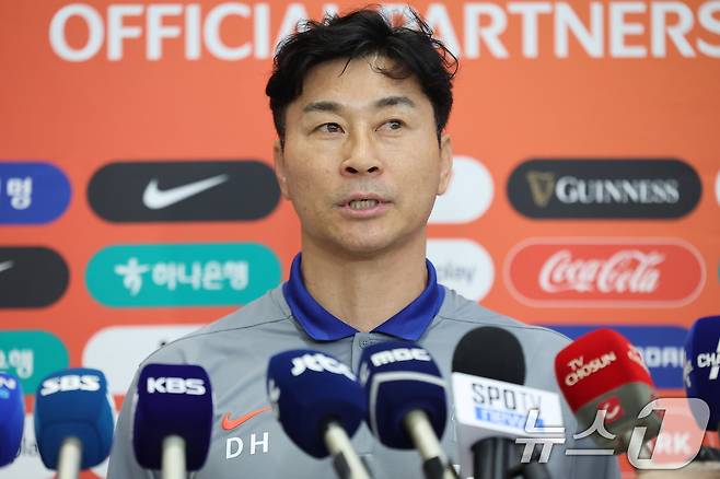 김도훈 대한민국 축구 국가대표팀 임시감독이 7일 오전 인천국제공항 제2터미널을 통해 귀국하며 취재진 질문에 답하고 있다. 대표팀은 지난 6일(한국시간) 싱가포르 내셔널 스타디움에서 열린 싱가포르와의 2026 북중미 월드컵 아시아 2차 예선 C조 5차전에서 7-0 승리를 거뒀다. 2024.6.7/뉴스1 ⓒ News1 김도우 기자