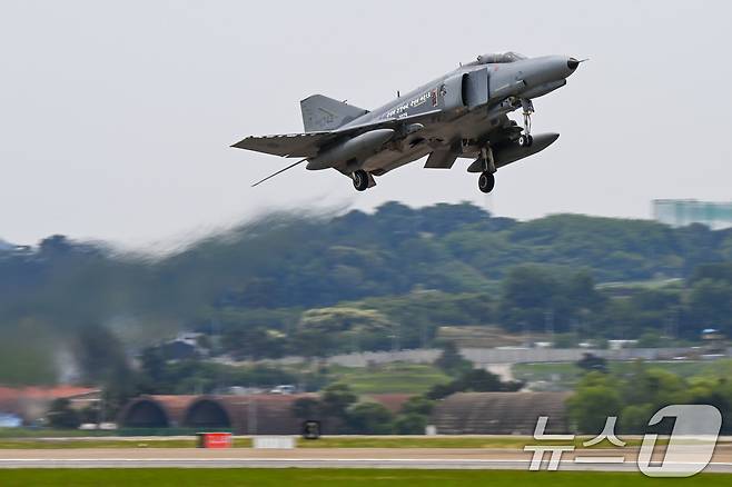 공군의 F-4E 팬텀 전투기가 7일 공군 수원기지에서 거행된 퇴역식에서 신원식 국방부 장관의 출격명령을 받고 마지막 비행임무를 위해 힘차게 이륙하고 있다.(공군 제공) 2024.6.7/뉴스1