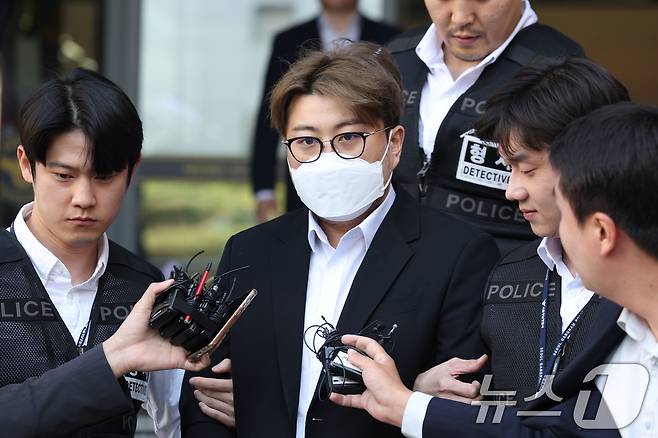 '음주 뺑소니' 혐의를 받는 트로트 가수 김호중 씨가 지난달 31일 서울 강남경찰서에서 나와 검찰로 구속 송치되고 있다. 2024.5.31/뉴스1 ⓒ News1 박정호 기자