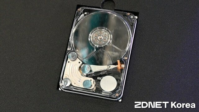 현장에서 구동중인 엑소스 X 모자이크 3+ 30TB HDD. (사진=지디넷코리아)