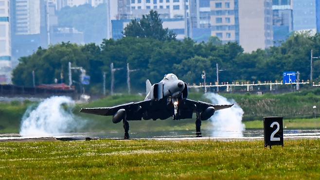 공군의 F-4E 팬텀 전투기가 7일 공군 수원기지에서 거행된 퇴역식에서 마지막 비행을 마치고 활주로에 착륙하고 있다. /공군