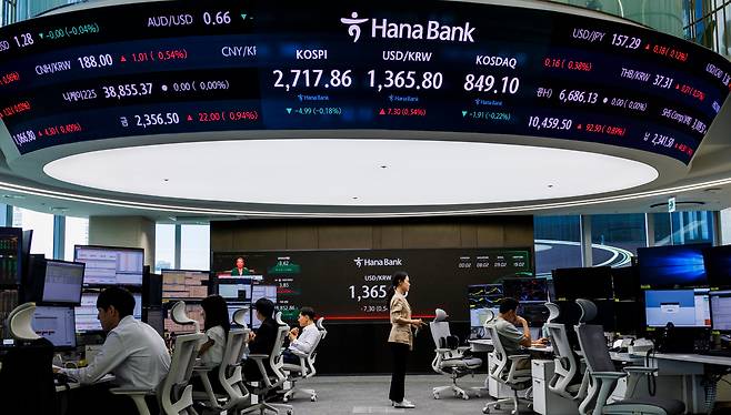 지난달 29일 오전 서울 중구 하나은행 딜링룸 화면에 코스피와 코스닥 지수, 원달러 환율이 표시돼 있다. /연합뉴스
