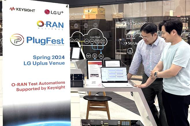 LG유플러스 마곡사옥에서 직원들이 오픈랜 시험 자동화 기능을 실증하고 있는 모습. /LG유플러스 제공