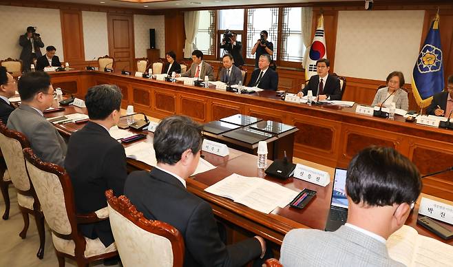 노연홍 의료개혁특별위원회 위원장이 지난달 10일 서울 종로구 정부서울청사에서 열린 회의에서 모두발언을 하고 있다. 의료개혁특위는 7일 의료인력전문위원회를 열고 보건의료 인력 수급 방안에 대해 의논했다./뉴스1