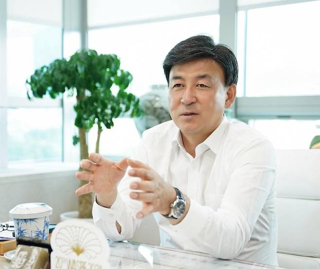 5일 경기 광주시 광주시청 집무실에서 방세환 시장이 동아일보와 인터뷰하고 있다. 방 시장은 “철도망을 구축해 광역교통 여건을 개선하고 주요 간선도로 통행량을 분산시키겠다”고 밝혔다. 광주시 제공