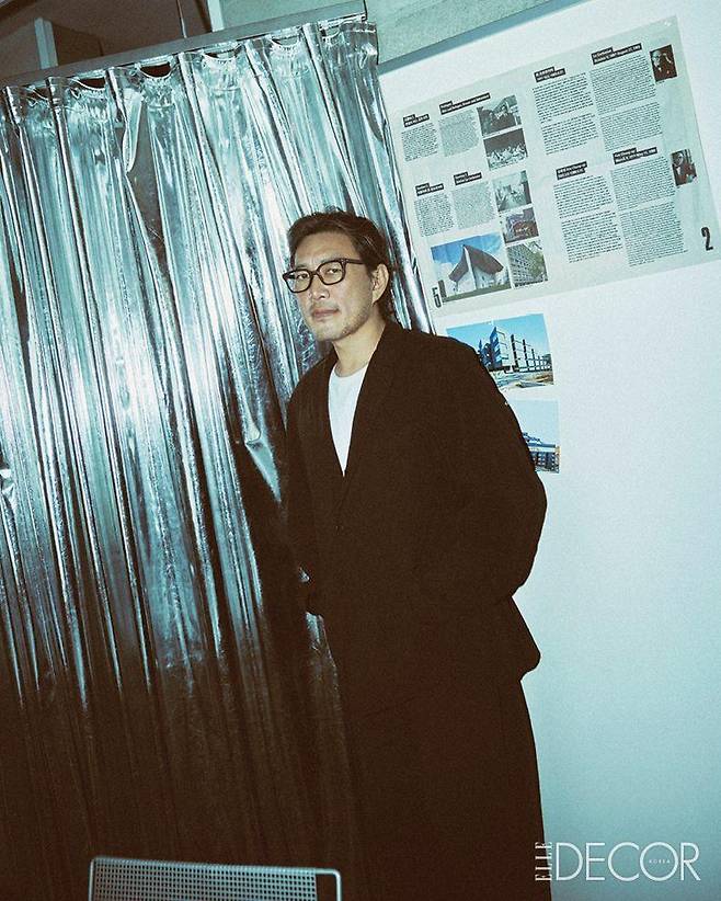 사무실에 선 조민석. 뒤편에 있는 은색 커튼은 조민석이 고른 것이다.