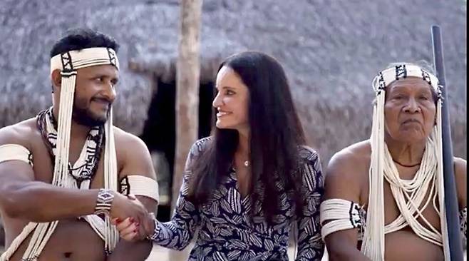 마루보족 일원과 브라질 활동가 앨리슨 르네우(가운데)가 나란히 앉아 있다. 사진=앨리슨 르네우 링크드인 캡처