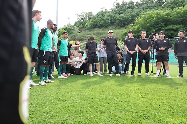 황선홍 대전하나시티즌 신임 감독이 5일 대전 덕암축구센터에서 첫 훈련을 앞두고 선수들과 미팅하고 있다. 사진=대전하나시티즌