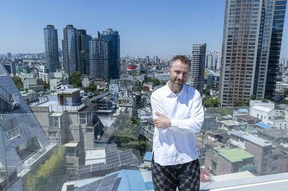 영국 건축가 토마스 헤더윅이 4일 오전 서울 용산구 후암동에서 중앙일보와 인터뷰를 하고 있다. 장진영 기자
