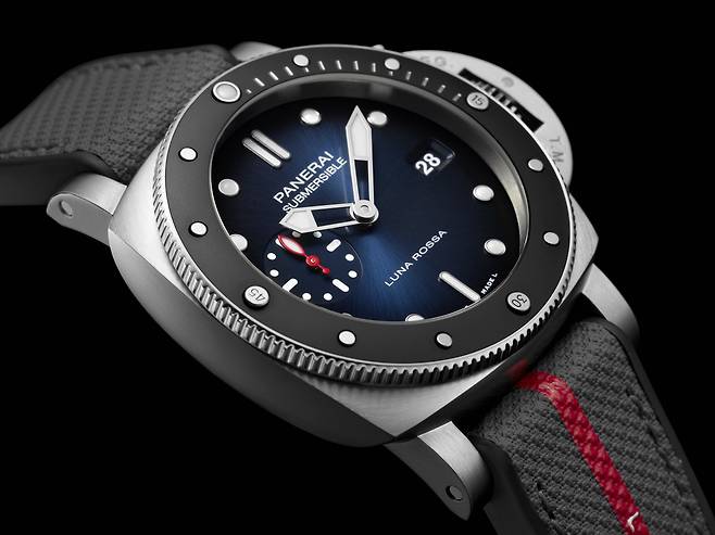 온라인에서만 300점 독점 판매하는 섭머저블 루나 로사 PAM01565. [사진 파네라이]