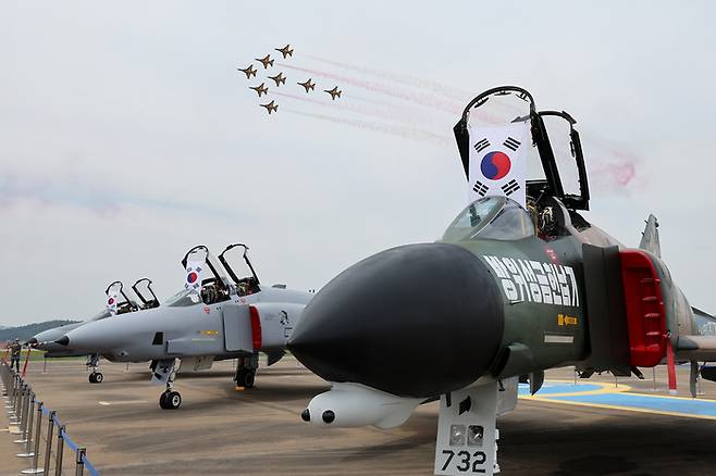 7일 경기도 수원시 공군10전투비행단에서 열린 F-4 팬텀(Phantom) 퇴역식에서 공군 특수비행팀 블랙이글스가 화려한 공중 기동을 펼치며 멋진 비행을 하고 있다. 사진공동취재단