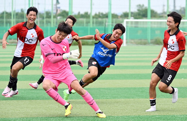 6일 ‘제45회 대한축구협회장배 전국 고등학교 축구대회’ 12강전이 펼쳐진 경남 함안스포츠타운에서 광양제철고를 승부차기 끝 5-4로 이긴 부산개성고 선수들이 환한 표정으로 승리를 만끽하고 있다.  김동하 기자 kimdh@kookje.co.kr