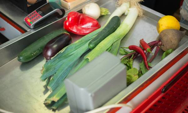 계산대 위에 여러 채소들이 놓여있다. 펙셀
