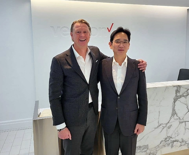 Verizon CEO Hans Vestberg and Jay Y. Lee