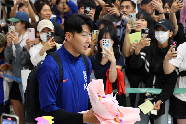 환호받는 SON 한국 축구대표팀의 주장 손흥민이 7일 오전 인천국제공항을 통해 입국하며 팬들의 환대를 받고 있다. 손흥민은 전날 싱가포르와의 2026 북중미 월드컵 아시아 2차예선 5차전에서 두 골을 기록했다.  연합뉴스