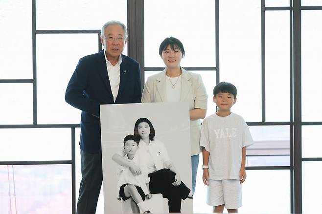 류진 한국경제인협회 회장이 7일 서울 여이도 FKI타워에서 열린 ‘히어로즈 패밀리 가족사진 우리 함께 프로젝트 개시식'에서 가족사진을 전달하고 있다. [한국경제인협회 제공]