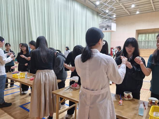 [밀양=뉴시스] 밀성여자중학교 학생들이 구강 관리 용품을 체험하고 있다. (사진=밀양시 제공) 2024.06.07. photo@newsis.com  *재판매 및 DB 금지