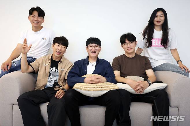 [서울=뉴시스] 홍효식 기자 = 유튜버 '춤추는곰돌'과 AFSTARZ엔터테인먼트 임원들이 지난 4일 서울 종로구 한 스튜디오에서 뉴시스와 인터뷰에 앞서 포즈를 취하고 있다. 왼쪽부터 AFSTARZ엔터테인먼트 김진우 매니저 실장, 박현수 부장, 춤추는곰돌(김별 대표), 김수강 이사, 박아름 마케팅 팀장. 2024.06.07. yesphoto@newsis.com